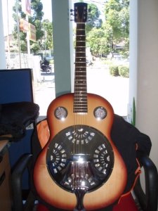 Guitar resonator, bisa jadi merupakan yang pertama dibuat di Indonesia, gress. Nanti malam akan dipakai  memainkan lagu blues gaya delta oleh Yanto Schaap